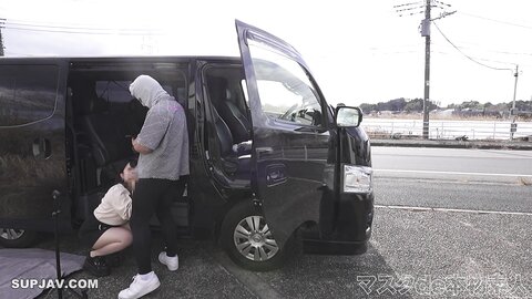 4328059-1 ExclusifComplètement exposé ! Une étudiante de 18 ans qui travaille actuellement dans un maid cafe super célèbre ! ! Premier rapport sexuel en plein air, dans une rue latérale où les piétons vont et v...