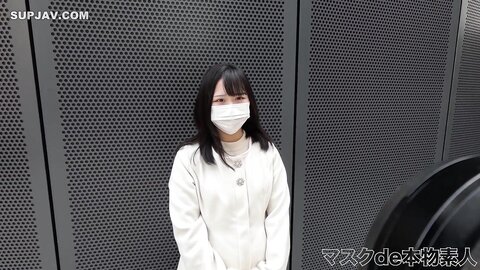 4328059-1 ExclusifComplètement exposé ! Une étudiante de 18 ans qui travaille actuellement dans un maid cafe super célèbre ! ! Premier rapport sexuel en plein air, dans une rue latérale où les piétons vont et v...