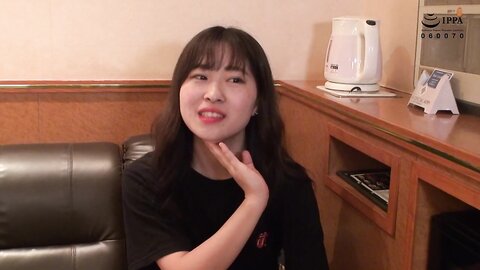 561MICA-015 [Abdominal muscle cracked athlete girl] Yuka (21) Video of twisting a 18 -cm big dick on muscle...