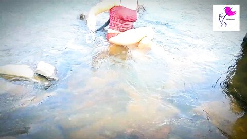 ජංගිය පිටින් නානවා කොල්ලො අවුස්සන්න පුදුම ගායක් මෙකිට හොද පොල්ලකින් හු