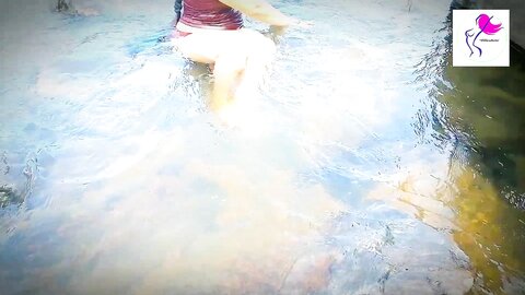 ජංගිය පිටින් නානවා කොල්ලො අවුස්සන්න පුදුම ගායක් මෙකිට හොද පොල්ලකින් හු