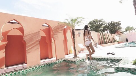 Swimming Lesson With Chinese Vlogger Went Well