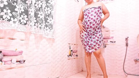 මෙන්න සුපිරි නෑම දිය රෙද්ද පිටින් දැනේනවා කැරි සැප නිසා Asian Sexy Gir