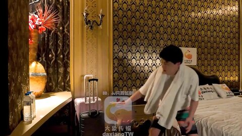 大像传媒之和長腿黑絲襪女上司共處一室-米歐
