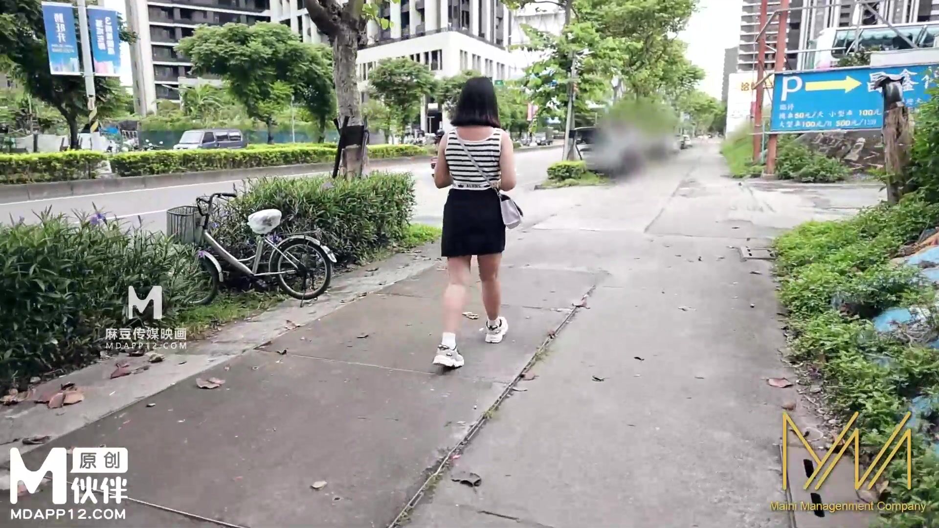 麦尼传媒NI-003变态邻居跟踪进我家求破处 | Xasiat
