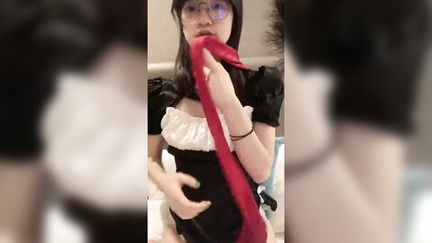 极品尤物眼镜学生妹，外表清纯小虎牙