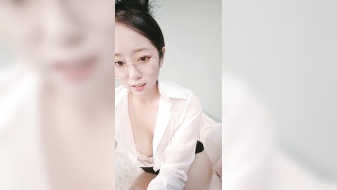 气质眼镜美少妇，衬衣肉丝包臀裙