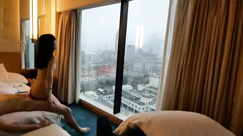 上海99年超反差嫩妹 落地窗前激情运动