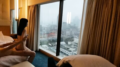 上海99年超反差嫩妹 落地窗前激情运动