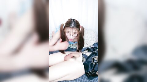 双马尾超级眼镜妹，埋头吃屌嗯嗯呻吟