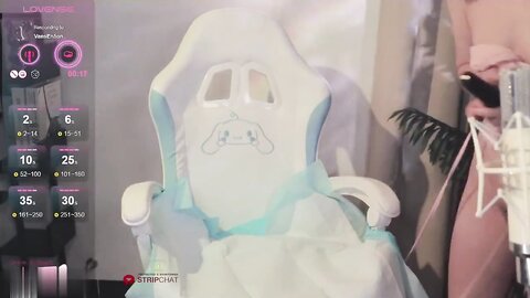 很有韵味极品美女，脱下内裤叼在嘴里