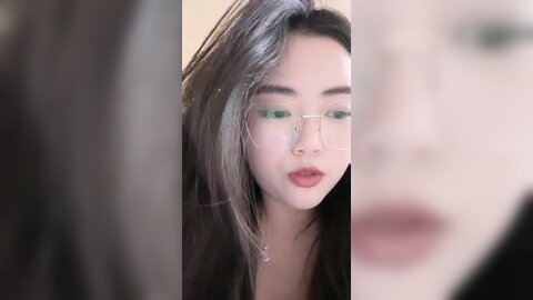 气质眼镜骚御姐，肉欲系丰乳肥臀，黑丝给炮友足交，埋头吸吮吃屌，张开双腿抽插骚穴，舒服很享受