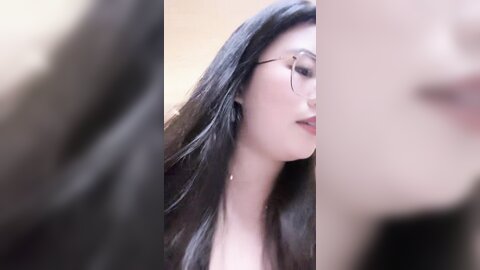 气质眼镜骚御姐，肉欲系丰乳肥臀，黑丝给炮友足交，埋头吸吮吃屌，张开双腿抽插骚穴，舒服很享受