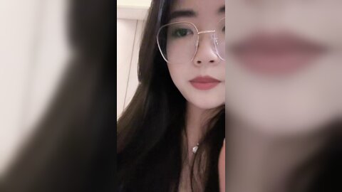 气质眼镜骚御姐，肉欲系丰乳肥臀，黑丝给炮友足交，埋头吸吮吃屌，张开双腿抽插骚穴，舒服很享受