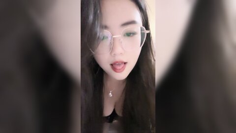 气质眼镜骚御姐，肉欲系丰乳肥臀，黑丝给炮友足交，埋头吸吮吃屌，张开双腿抽插骚穴，舒服很享受