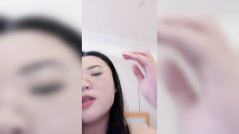 气质眼镜骚御姐，肉欲系丰乳肥臀，黑丝给炮友足交，埋头吸吮吃屌，张开双腿抽插骚穴，舒服很享受