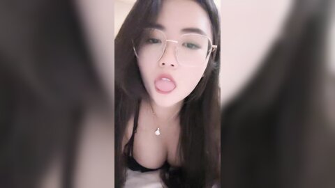 气质眼镜骚御姐，肉欲系丰乳肥臀，黑丝给炮友足交，埋头吸吮吃屌，张开双腿抽插骚穴，舒服很享受