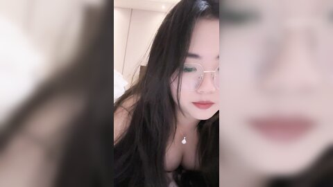 气质眼镜骚御姐，肉欲系丰乳肥臀，黑丝给炮友足交，埋头吸吮吃屌，张开双腿抽插骚穴，舒服很享受