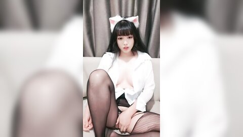 猫耳朵白嫩妹妹，衬衣开裆黑丝