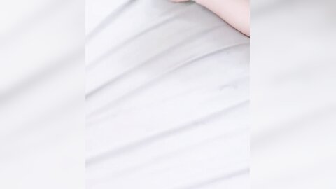 白嫩妹妹，一群大汉围着，两屌插一洞