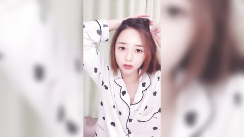 白虎美穴尤物女神，超级嫩，自己先玩下道具