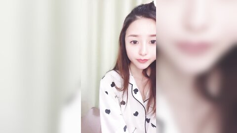 白虎美穴尤物女神，超级嫩，自己先玩下道具