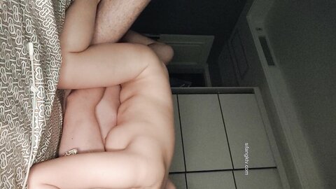 胡子大叔酒店约炮刚刚离婚的美女同事饥渴的很完美露脸