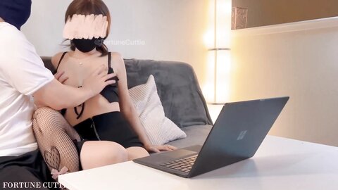 饼干姐姐 小骚货借修电脑勾引害羞室友被爆操对白刺激 满逼白浆