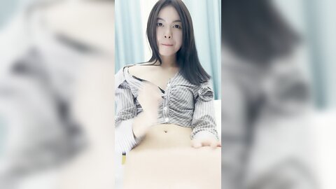 高冷气质美女小姐姐，小尺度性感诱惑，没穿内裤，一线天美穴骚跳蛋，翘起屁股掰开，低低呻吟娇喘