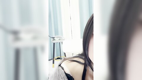 高冷气质美女小姐姐，小尺度性感诱惑，没穿内裤，一线天美穴骚跳蛋，翘起屁股掰开，低低呻吟娇喘