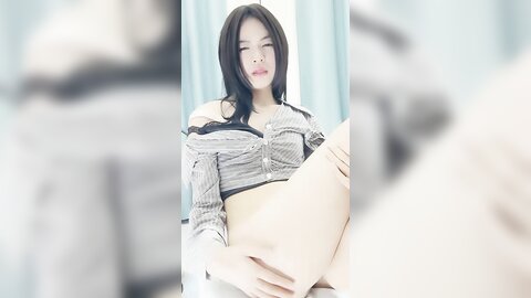 高冷气质美女小姐姐，小尺度性感诱惑，没穿内裤，一线天美穴骚跳蛋，翘起屁股掰开，低低呻吟娇喘