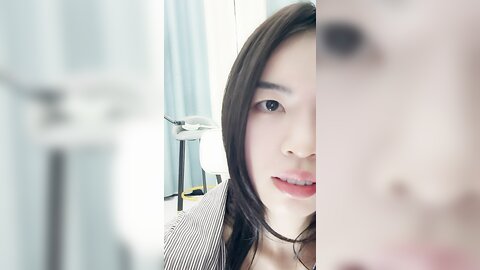 高冷气质美女小姐姐，小尺度性感诱惑，没穿内裤，一线天美穴骚跳蛋，翘起屁股掰开，低低呻吟娇喘