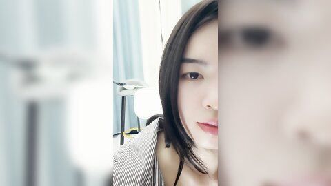 高冷气质美女小姐姐，小尺度性感诱惑，没穿内裤，一线天美穴骚跳蛋，翘起屁股掰开，低低呻吟娇喘