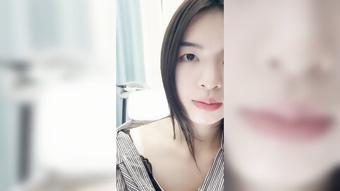 高冷气质美女小姐姐，小尺度性感诱惑，没穿内裤，一线天美穴骚跳蛋，翘起屁股掰开，低低呻吟娇喘