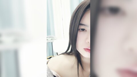 高冷气质美女小姐姐，小尺度性感诱惑，没穿内裤，一线天美穴骚跳蛋，翘起屁股掰开，低低呻吟娇喘