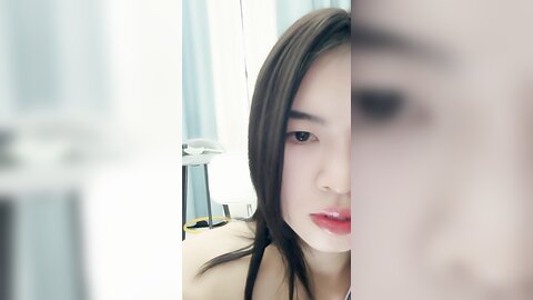 高冷气质美女小姐姐，小尺度性感诱惑，没穿内裤，一线天美穴骚跳蛋，翘起屁股掰开，低低呻吟娇喘