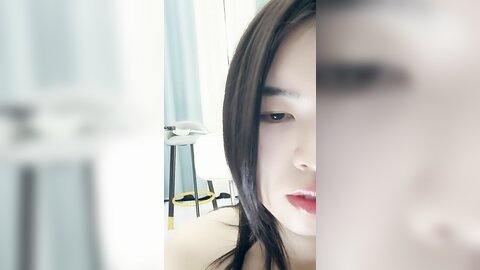 高冷气质美女小姐姐，小尺度性感诱惑，没穿内裤，一线天美穴骚跳蛋，翘起屁股掰开，低低呻吟娇喘