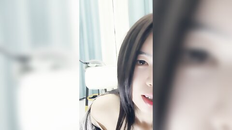 高冷气质美女小姐姐，小尺度性感诱惑，没穿内裤，一线天美穴骚跳蛋，翘起屁股掰开，低低呻吟娇喘