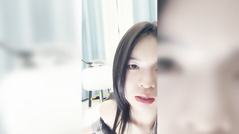 高冷气质美女小姐姐，小尺度性感诱惑，没穿内裤，一线天美穴骚跳蛋，翘起屁股掰开，低低呻吟娇喘
