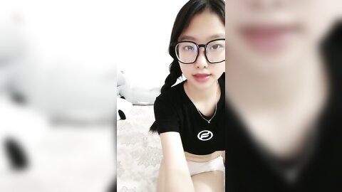 高冷麻花辫眼镜妹，出租屋炮友操逼