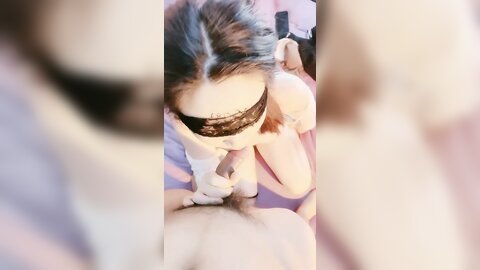 黑丝少妇让健壮小哥骑在脖子上草她小嘴