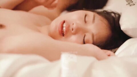大像传媒之女兒在旁邊睡覺媽媽的我卻在做愛