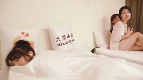 大像传媒之女兒在旁邊睡覺媽媽的我卻在做愛