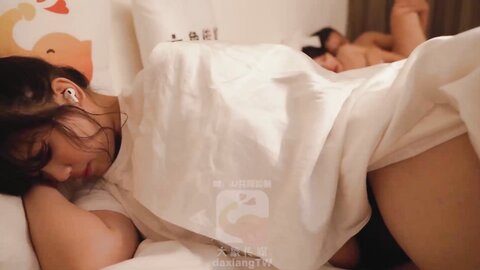 大像传媒之女兒在旁邊睡覺媽媽的我卻在做愛