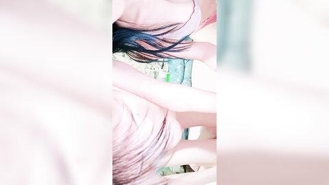 两个超嫩美少女，白皙屁股美乳嫩穴，约了个炮友轮流操