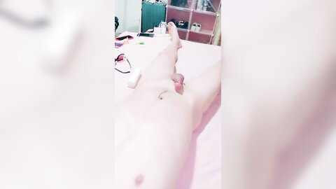 两个超嫩美少女，白皙屁股美乳嫩穴，约了个炮友轮流操