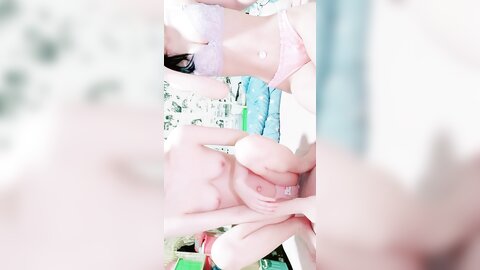 两个超嫩美少女，白皙屁股美乳嫩穴，约了个炮友轮流操