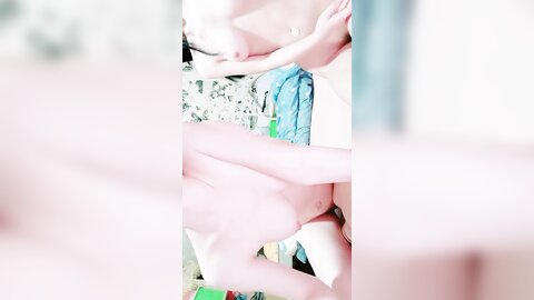 两个超嫩美少女，白皙屁股美乳嫩穴，约了个炮友轮流操