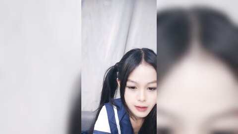 双马尾清纯美少女，情趣学生制服。娇小身材卡哇伊