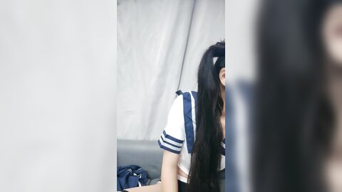 双马尾清纯美少女，情趣学生制服。娇小身材卡哇伊